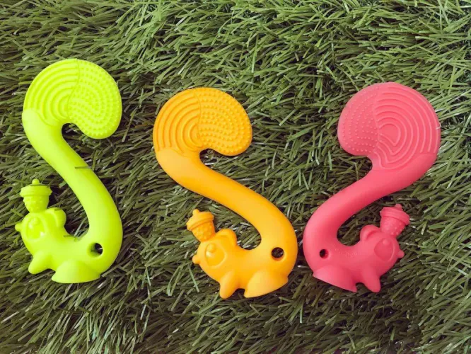 MOMBELLA Squirrel Biteleke til baby -  rød