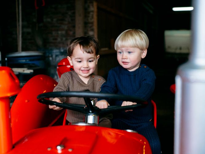 Hust & Claire Pil Strikkegenser i ull til barn - more navy