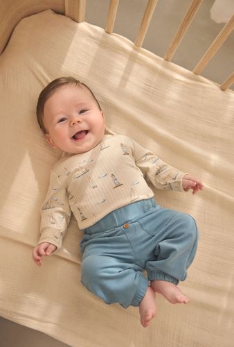 En Fant ribbet body til baby - fog